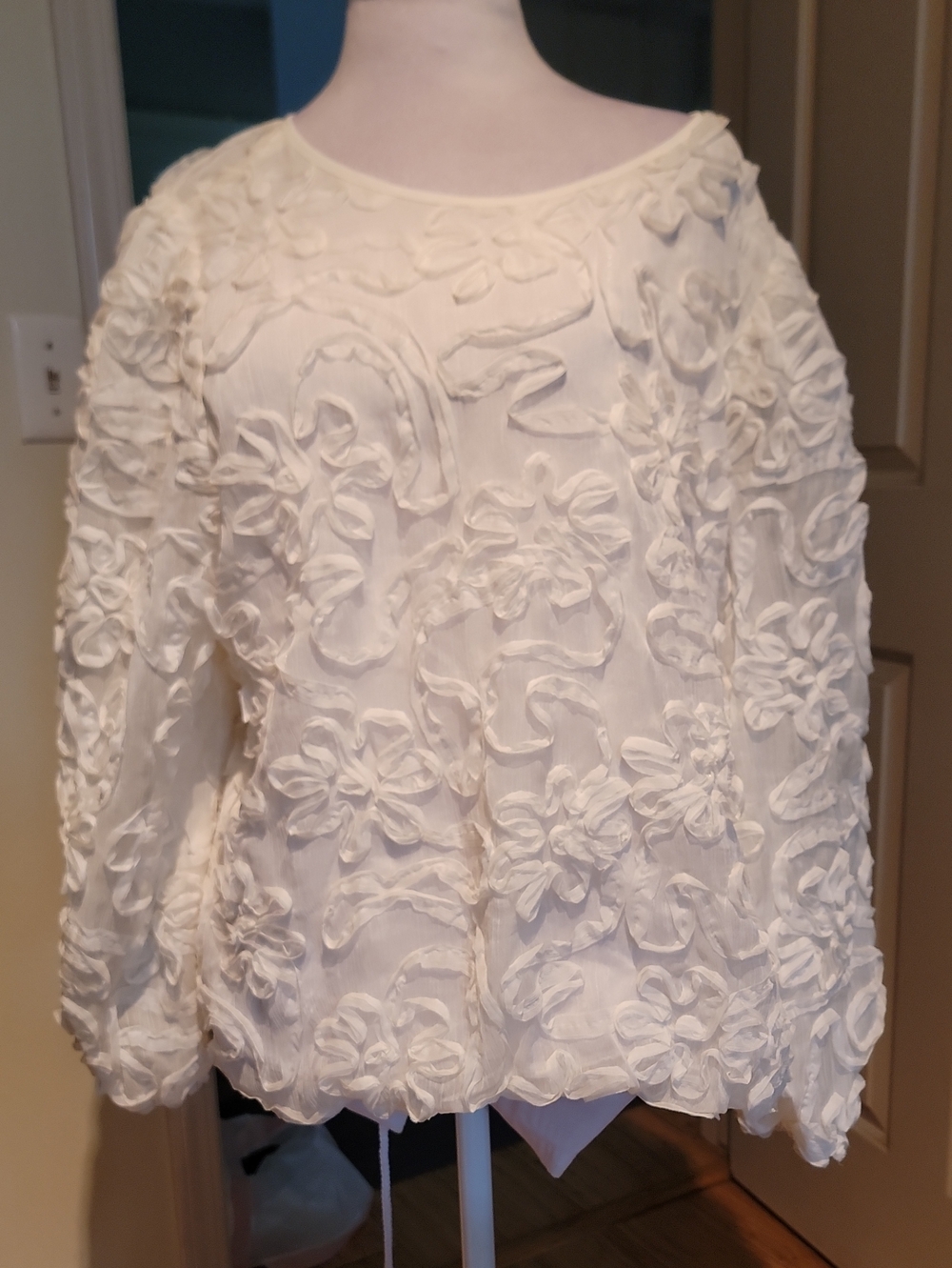 Loft Women's Cream Textured Floral Appliqué Long Sleeve Top